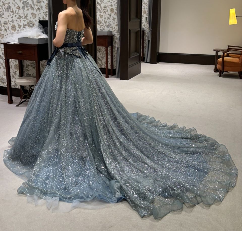 キラキラブルードレス
