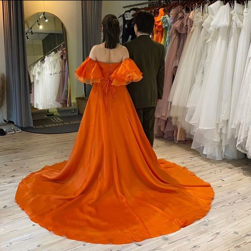 ナチュラル可愛いカラードレス。付け外し可能な袖のおかげで二の腕が