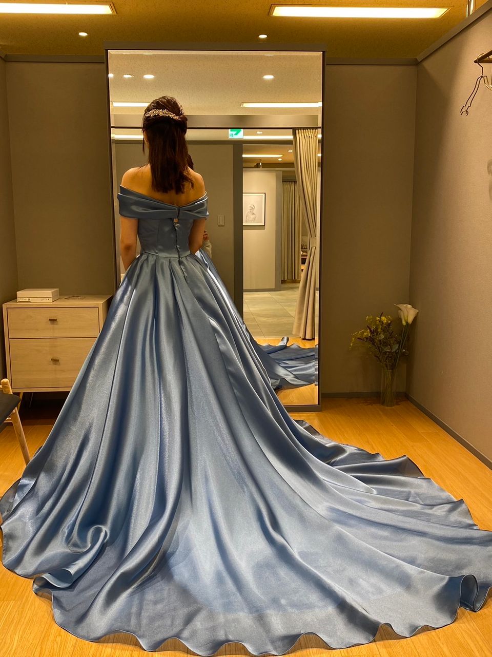 鮮やかなブルードレス