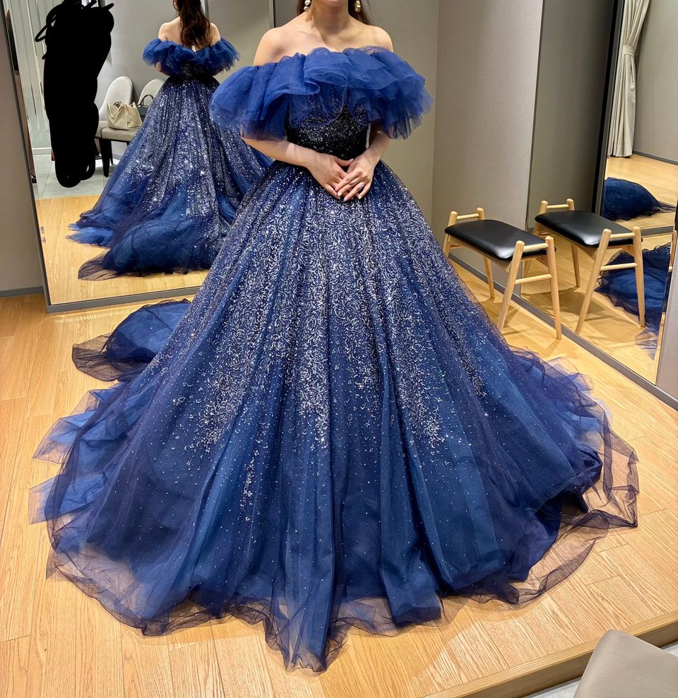 ブルーのキラキラドレス