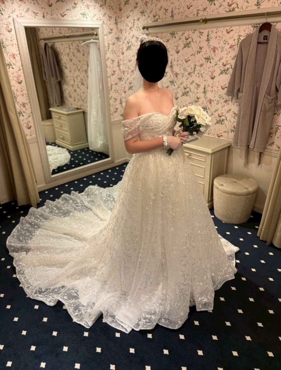 キラキラのレースが目を引くゴージャスなドレス