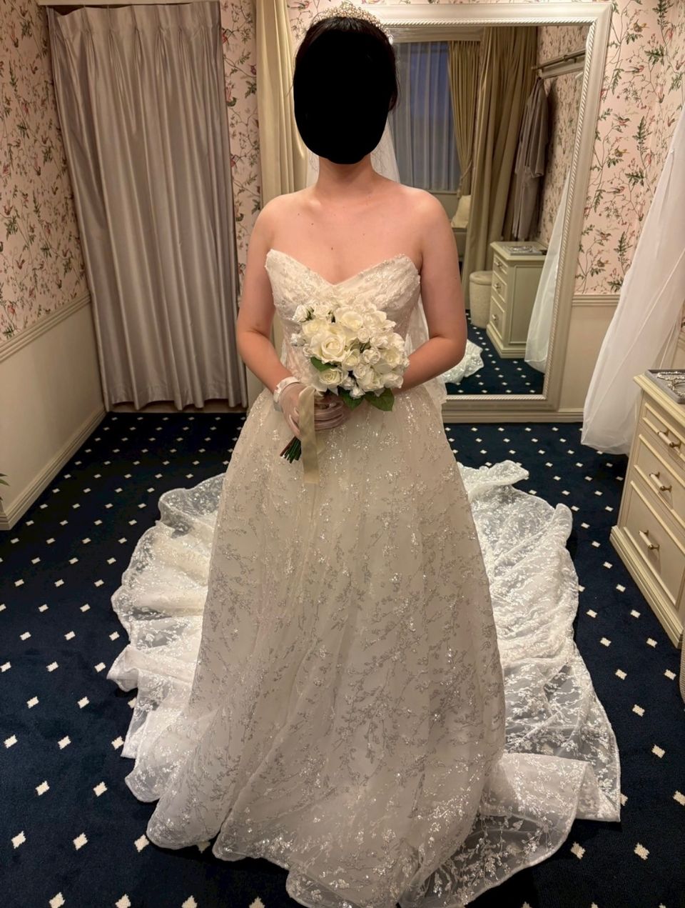 キラキラのレースが目を引くゴージャスなドレス