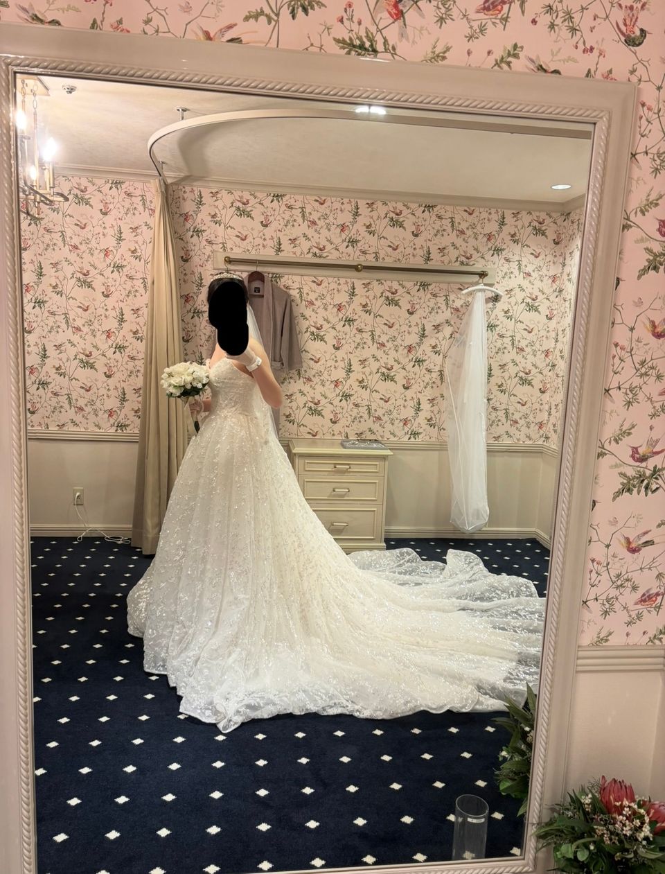 キラキラのレースが目を引くゴージャスなドレス