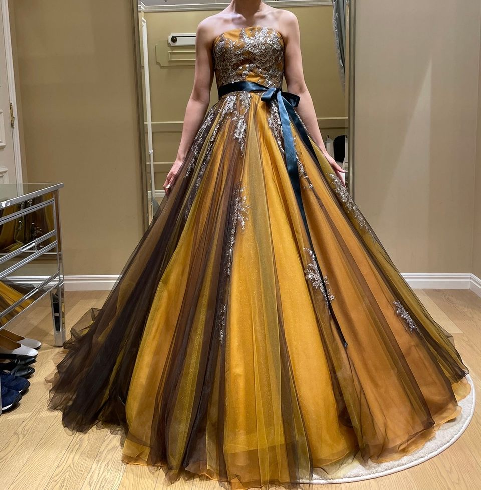 明るくゴージャスなドレス