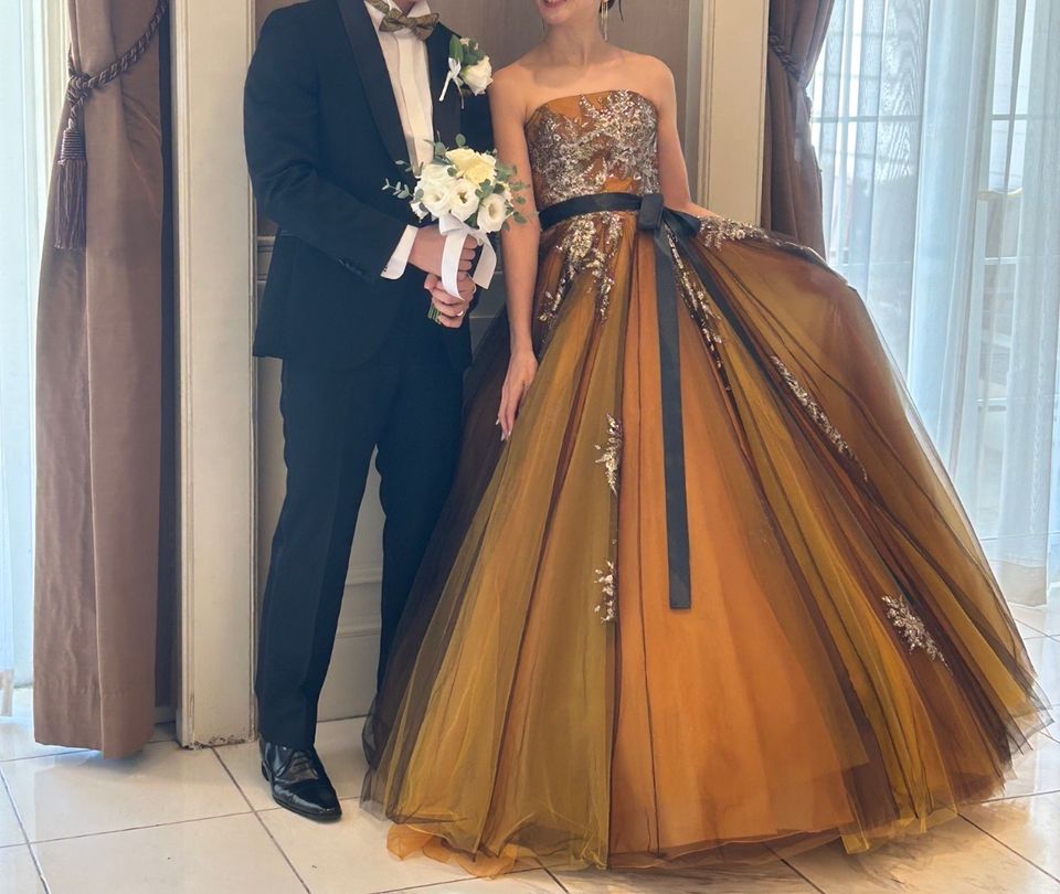 明るくゴージャスなドレス