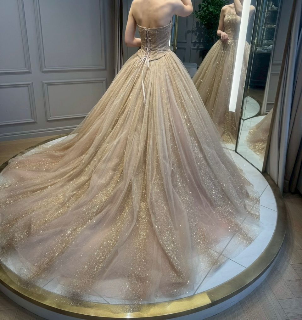 大人な煌めきを纏うエレガントなドレス