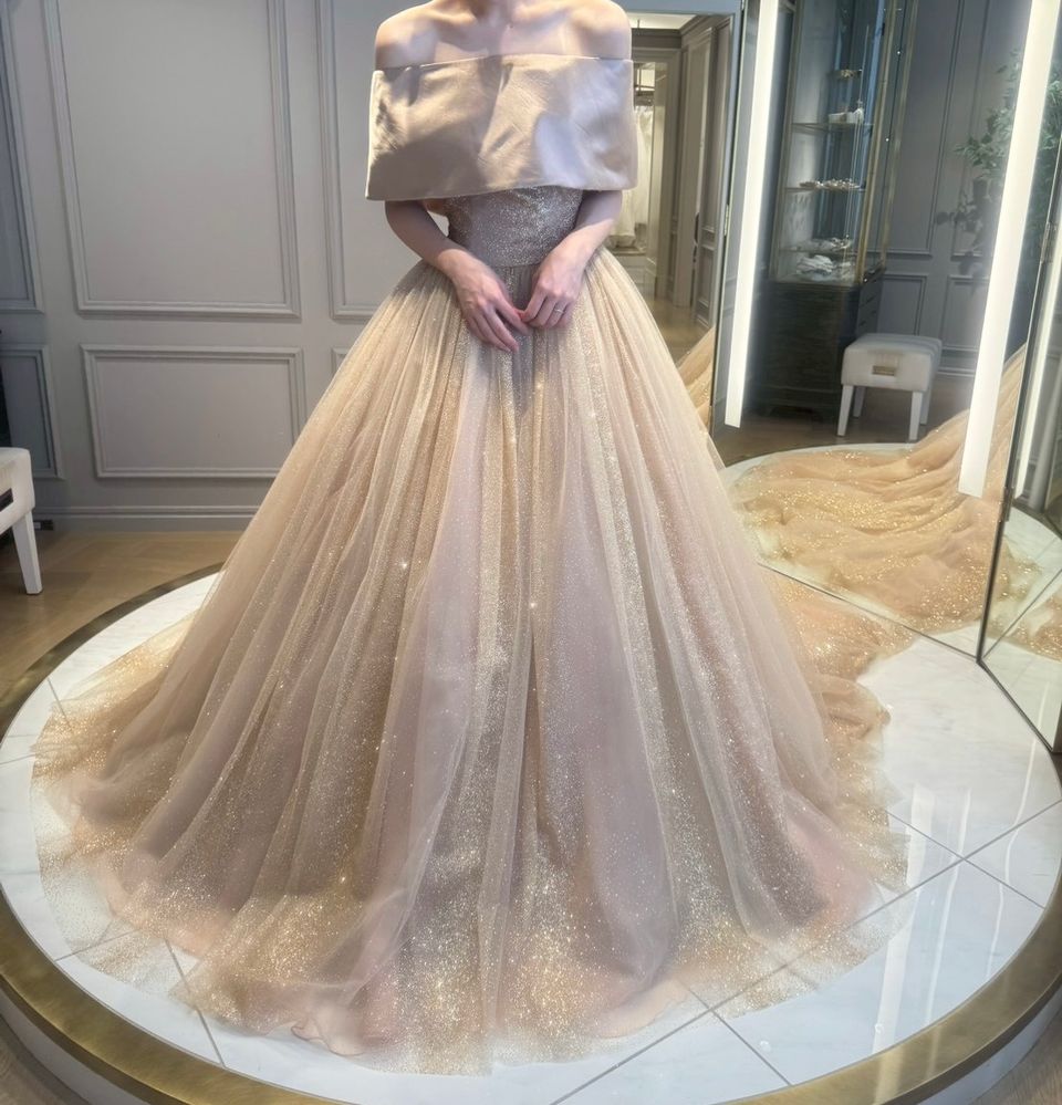 大人な煌めきを纏うエレガントなドレス