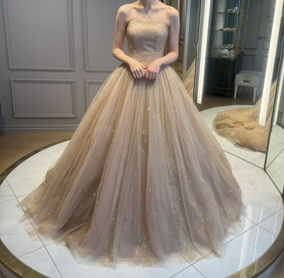 大人な煌めきを纏うエレガントなドレス