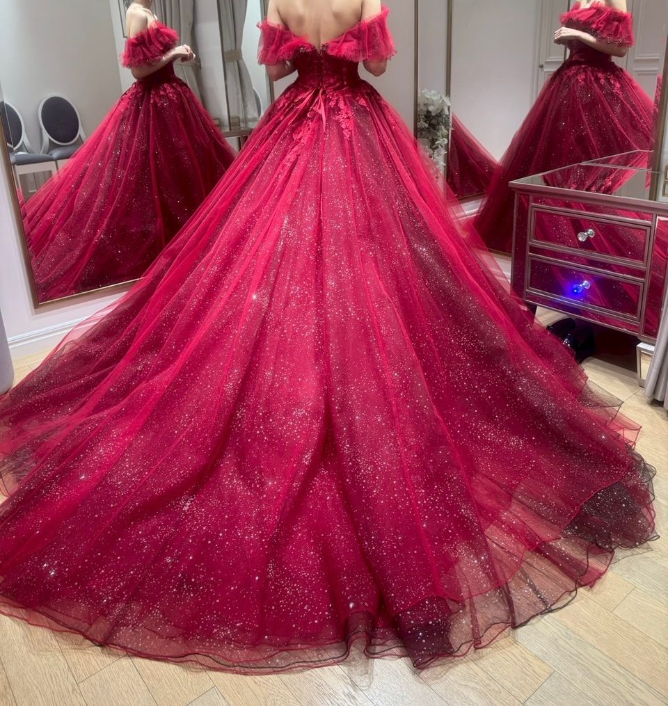 鮮やかで上品な赤を纏うドレス