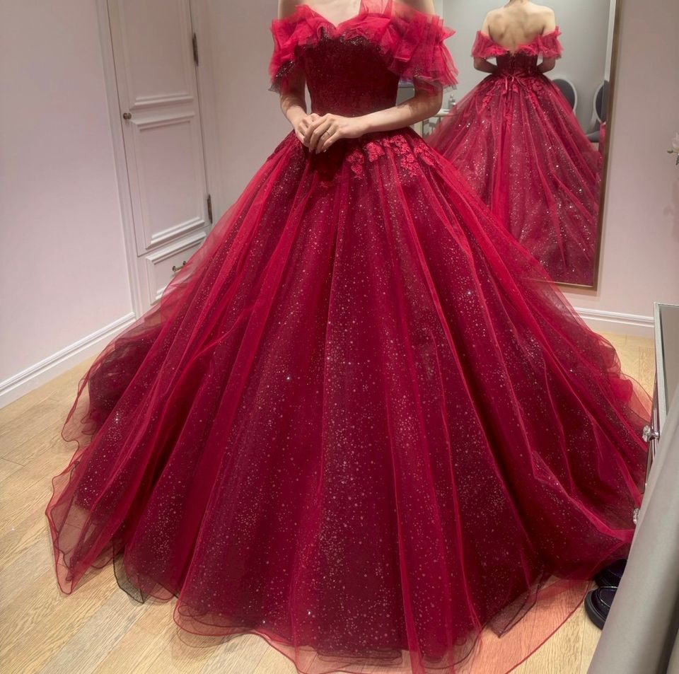 鮮やかで上品な赤を纏うドレス