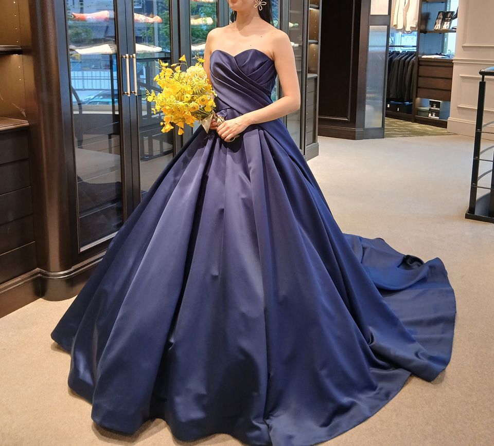 ネイビーのサテンが美しい上品なドレス。サテンの光沢感ある生地で上品