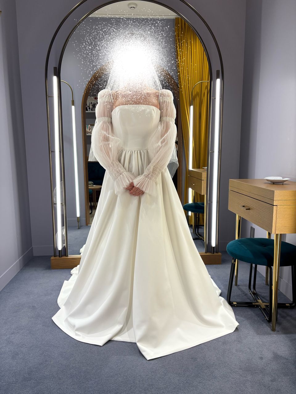 袖が特徴的で取り外し可能、後ろにはリボンがついています