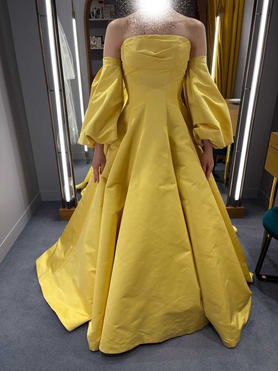 袖が特徴的で取り外し可能、後ろのくるみボタンが可愛い