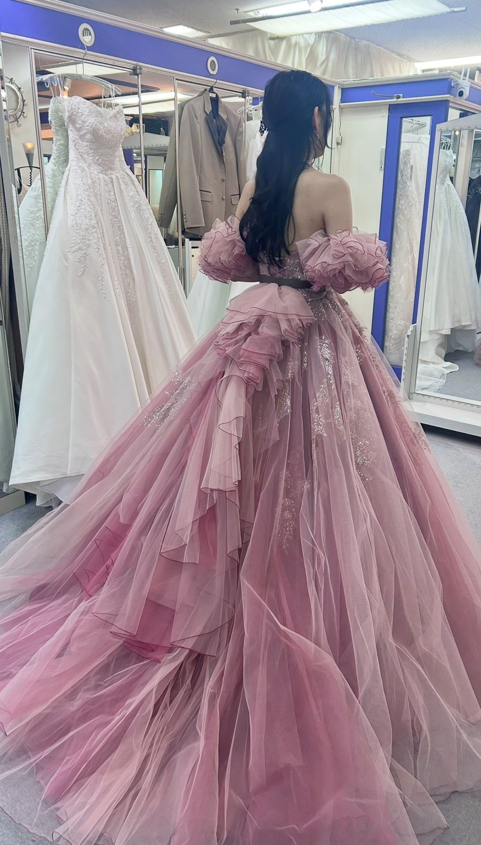 カーネーションのようなチュールドレス