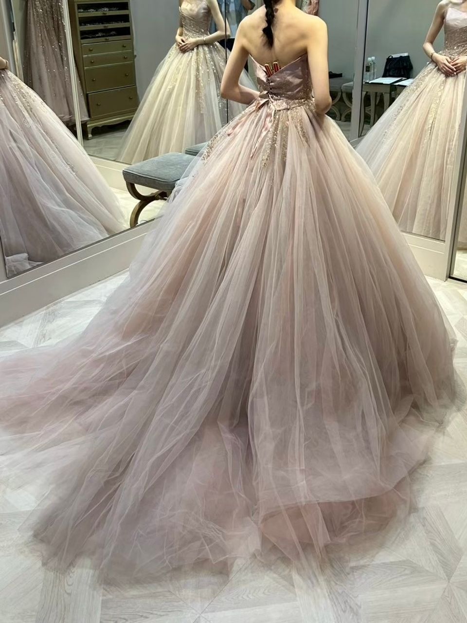 ピンクチュールのシンプルなドレス