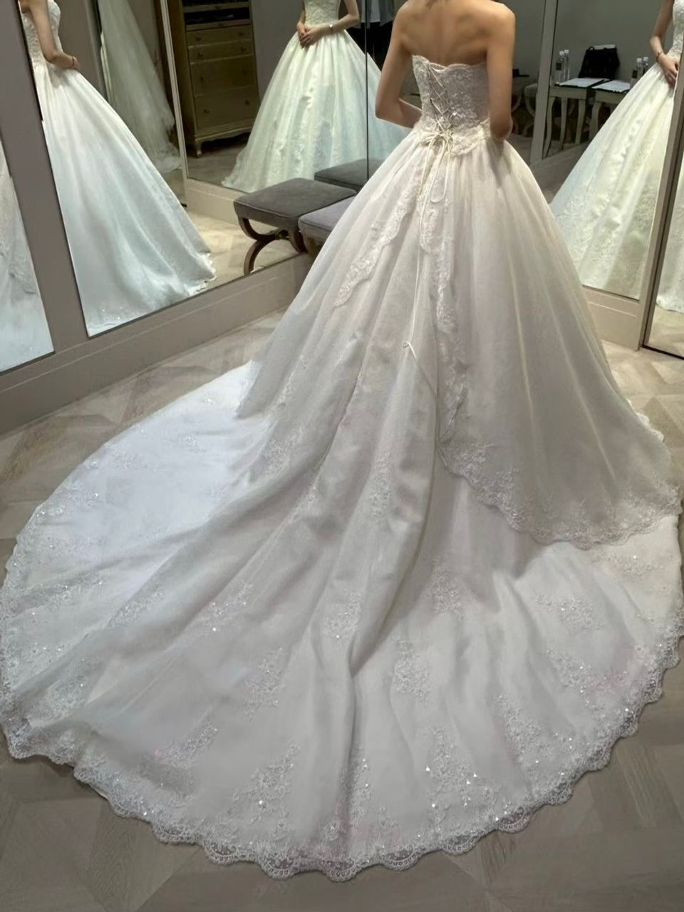 刺繍が綺麗なシンプルドレス